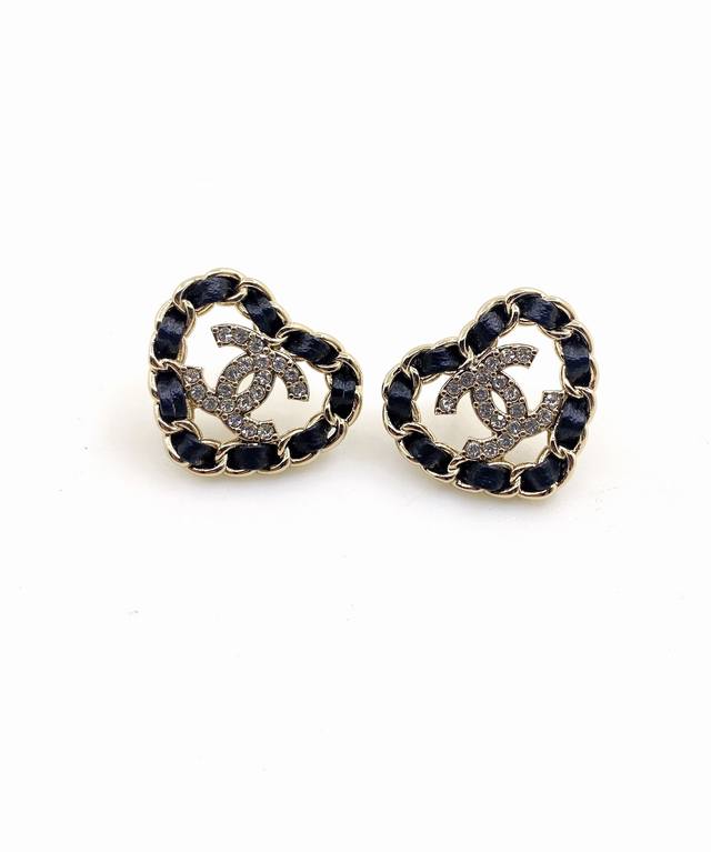 Chanel latest black leather hollow heart earrings consistent with the Z batch br