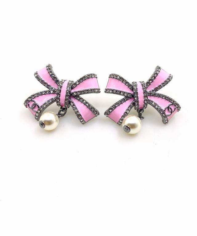 Chanel latest pink bow pearl earrings consistent with the Z batch brass material