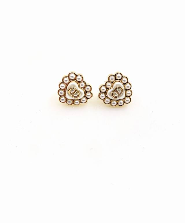 Daor latest white heart earrings consistent with the Z batch brass material DDD