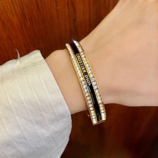 The new Dior Dior Cd diamond-studded fashion series five-pointed star bracelet!
