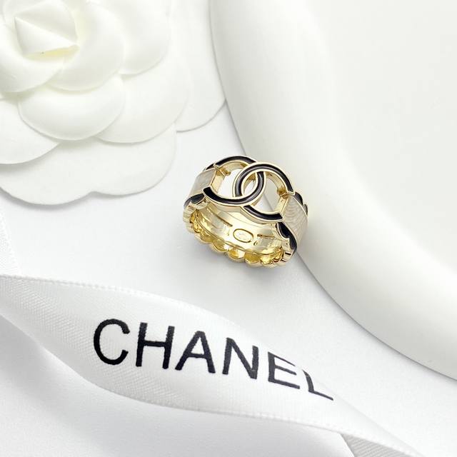 Code R051 Chanel's hot-selling ring, the Chan 24 Black Lace Enamel Double C Rin