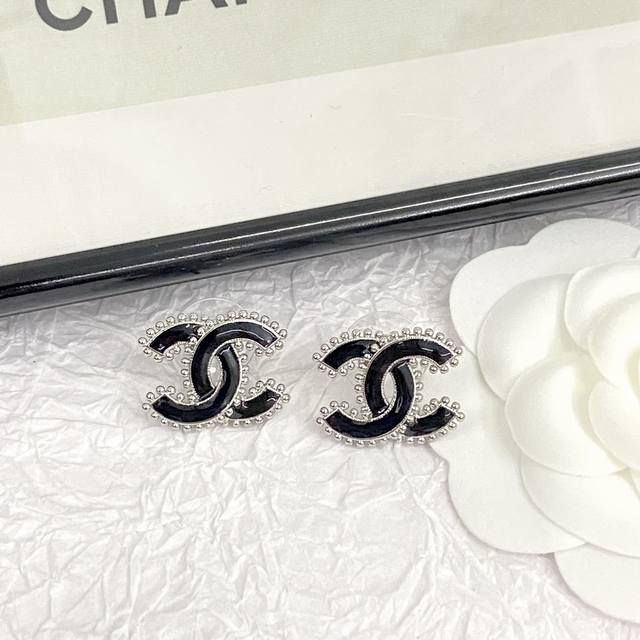 Code E2420 Chanel's hot-selling earrings are now available. These Chanel 23 ena