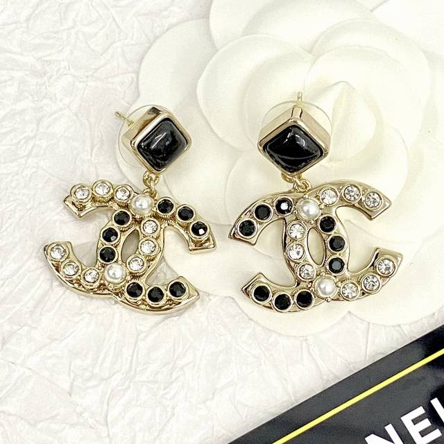 Code E2422 Chanel's hot-selling earrings are now available. The Chan 23 Black a