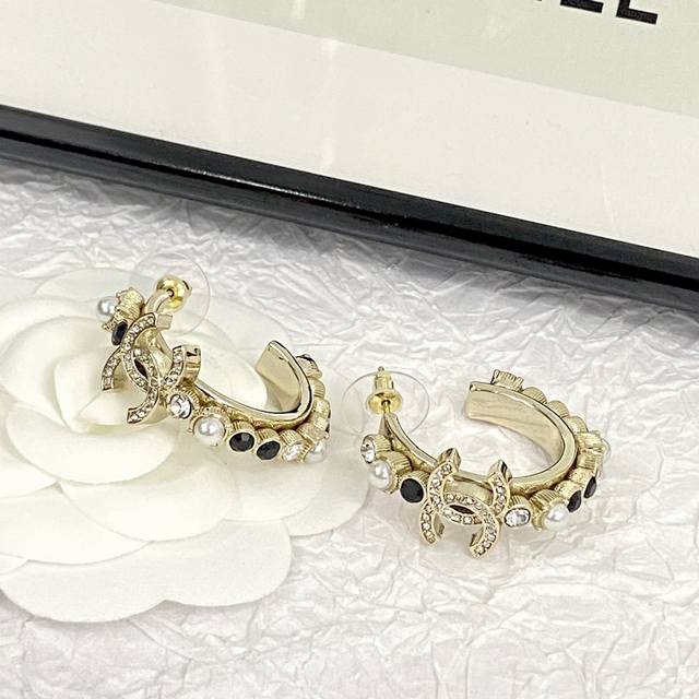 Code E2423 Chanel's hot-selling earrings are now available. The Chan 23 black a