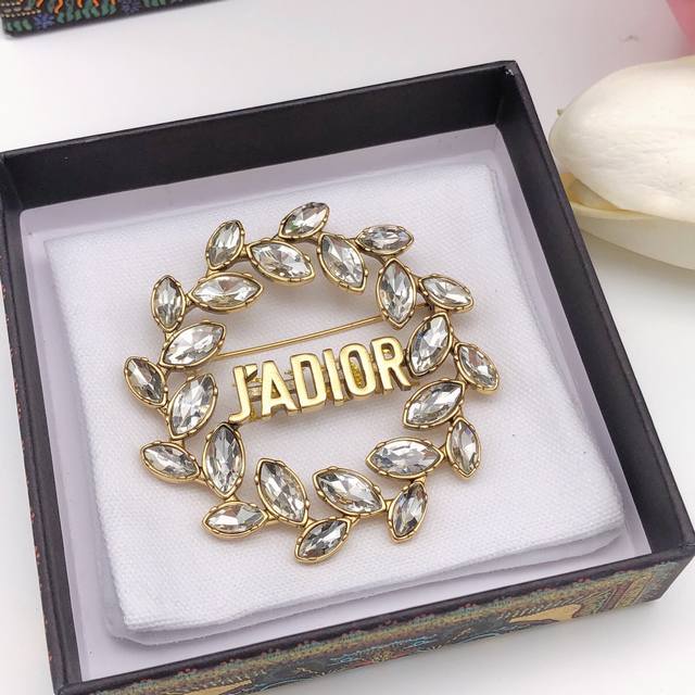 No. Dxz0007 Dior J'adior Laurier brooch in antique gold-tone crystal. This J'ad