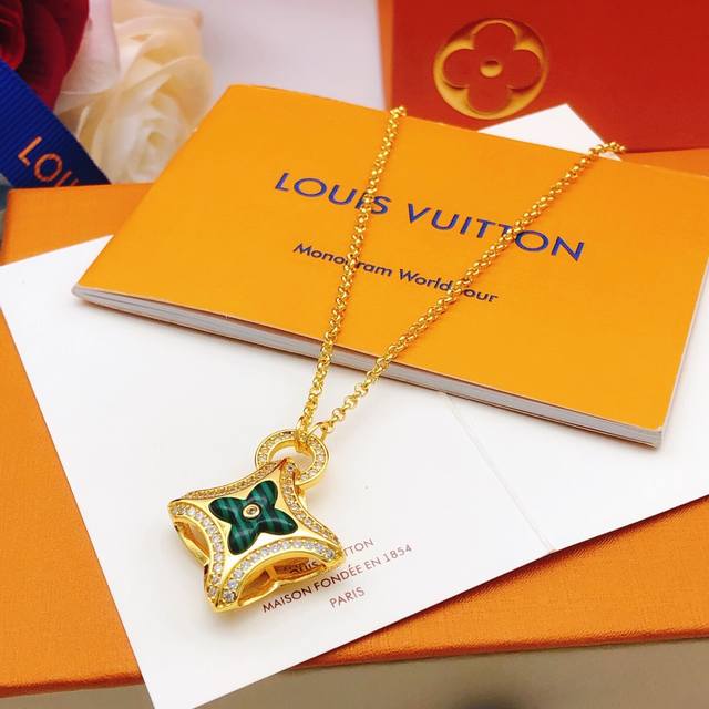 No.Lxl0170 Lv*Latest green diamond necklace consistent Zp brass material DDD