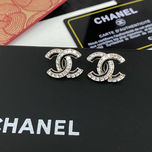 Chanel black and white square diamond earrings are hot sellers! New Chanel 25 bl