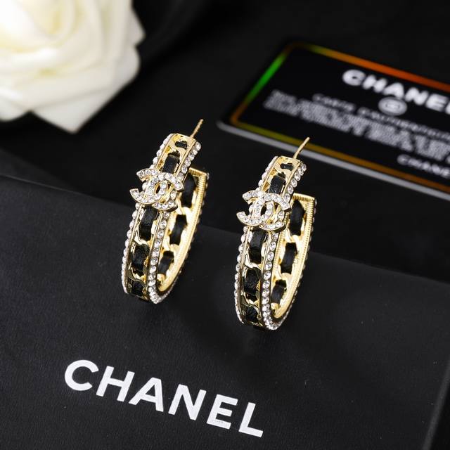 Chanel's new pearl earrings are made with great care in every detail. This desig