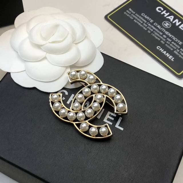 Chanel Double C Two-tone Brooch This design is really full of design and nobilit
