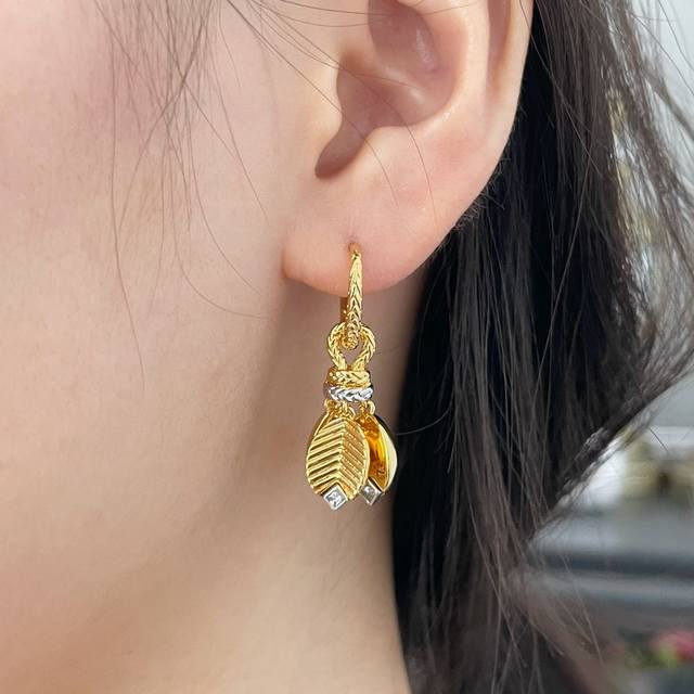 Cartier coffee bean leaf earrings. The classic vintage coffee aroma, perfectly s
