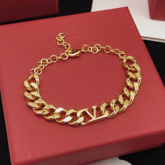 No. Vsl0018 Valenti*O's latest V-shaped polished bracelet is made of the same Zp