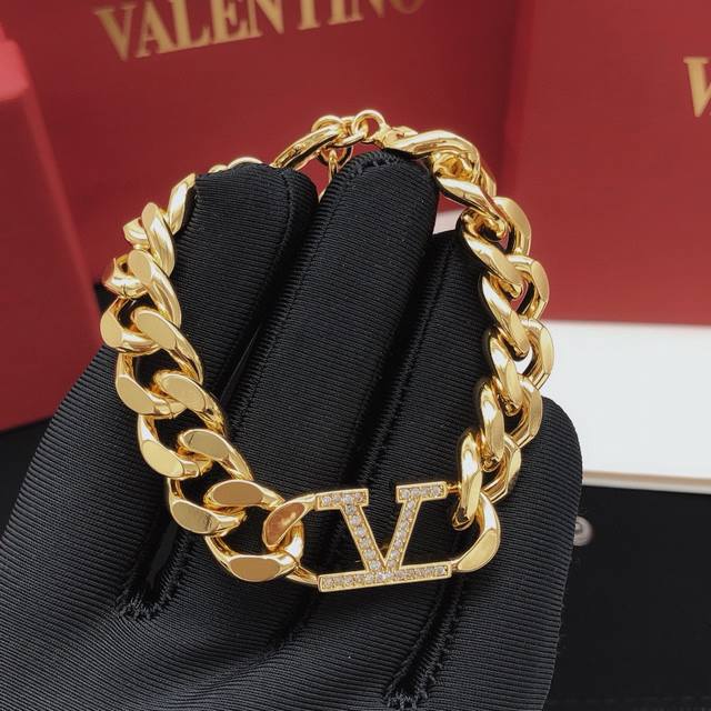 No. Vsl0006 bracelet Valentino's latest gold V-shaped diamond series consistent