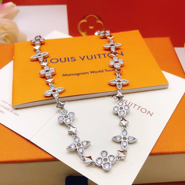 No. Lxl0141 Lv*Latest silver flower diamond necklace consistent Zp brass materia
