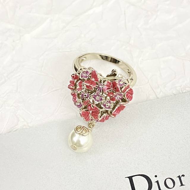 Code R043 Dior's hot-selling new ring, newly released DDD, is a heart-shaped bu