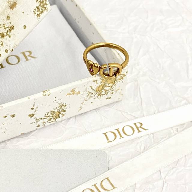 Code R042 Dior's hottest new ring, the antique gold CD heart ring features a vi