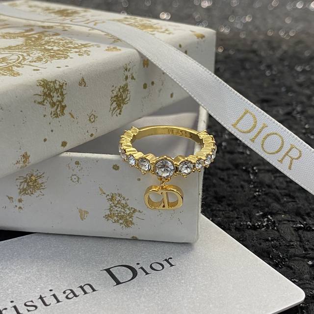 Code R035 Dior's hot-selling new ring, new DDD. Dior's fairy-like style is as a