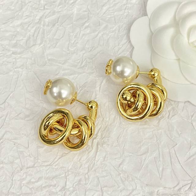 Code E2425 Valentino's best-selling earrings are now available! The multi-circl