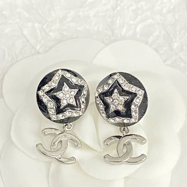 Code E2428 Chanel's hot-selling earrings are now available. These Chanel 23 bla