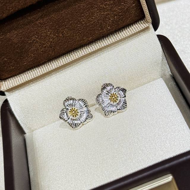 A6541 Popular Vintage Collection Small Daisy Frosted Brushed Earrings. Retro and