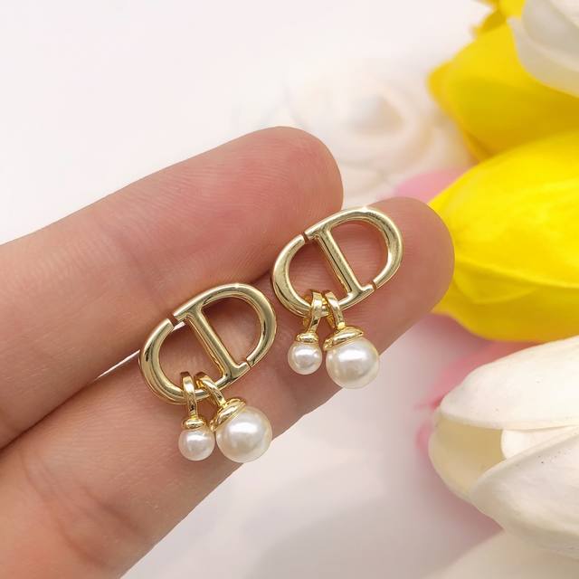 No. Ded0109 Dior original new pig nose CD pearl mini earrings. High-end quality