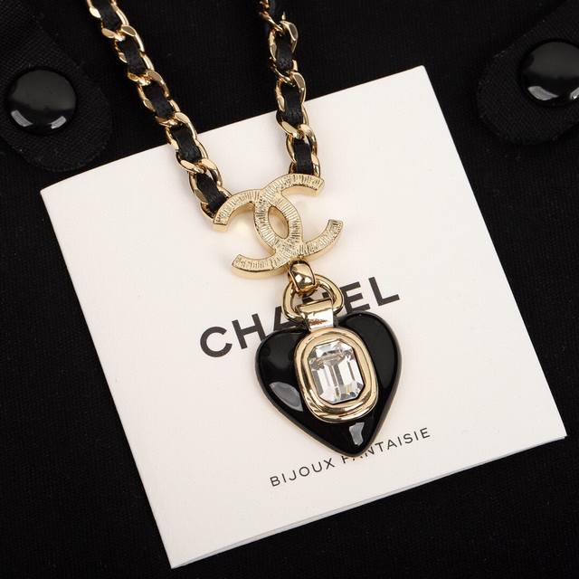 Serial No. Xxl0139 Black Serial No. Xxl0137 Red Chanel's heart-shaped leather n
