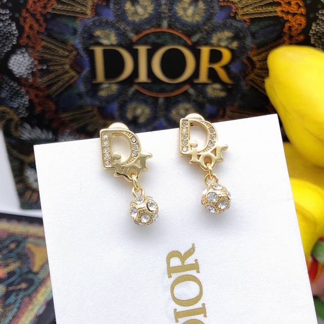 No. Ded0260 Di0R's new Di0R letter ball earrings feature a striking gold-metal
