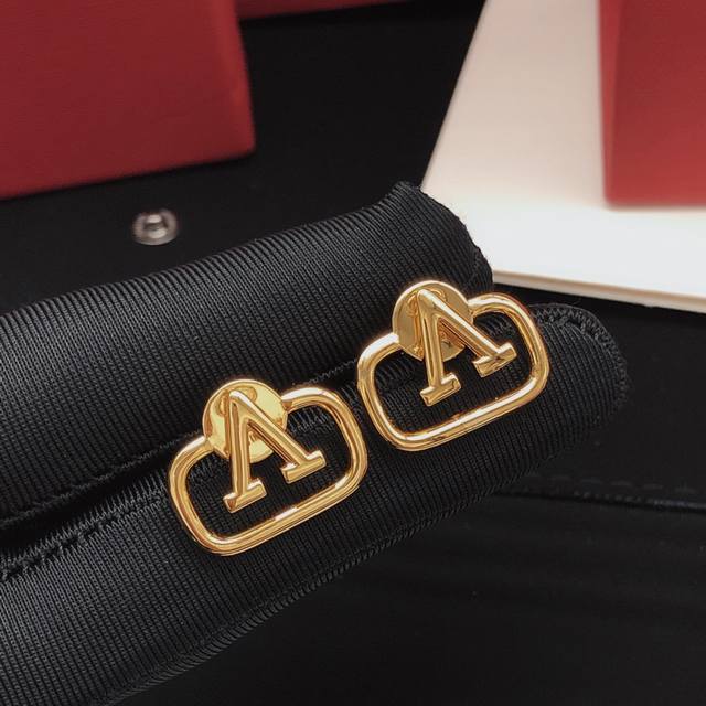 No.Ved0033 Valentino V-shaped glossy earrings