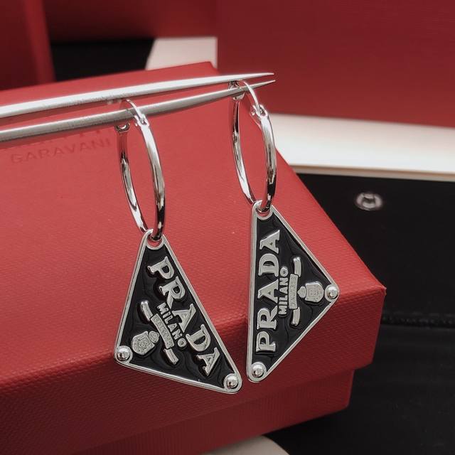 No.Ped0036 Prad*Latest black triangle ear hook consistent Zp brass material DDD