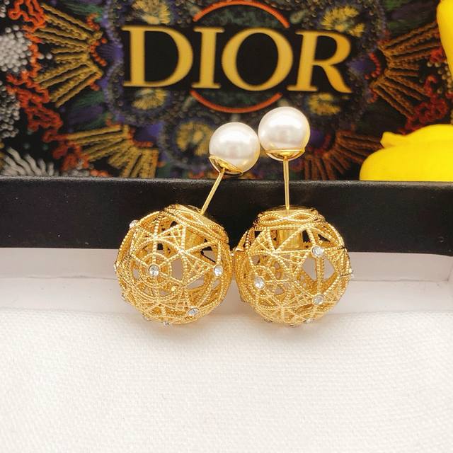 No.Ded0336 Dior's new Cd round hollow earrings. Retro style and fashionable desi