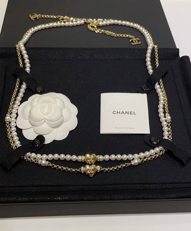 Chanel Chanel is so beautiful this season, especially this heart-shaped four-bea