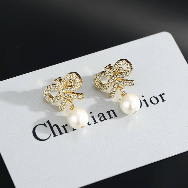 Dior's hot-selling new earrings, the new bow pearl earrings are not ordinary goo