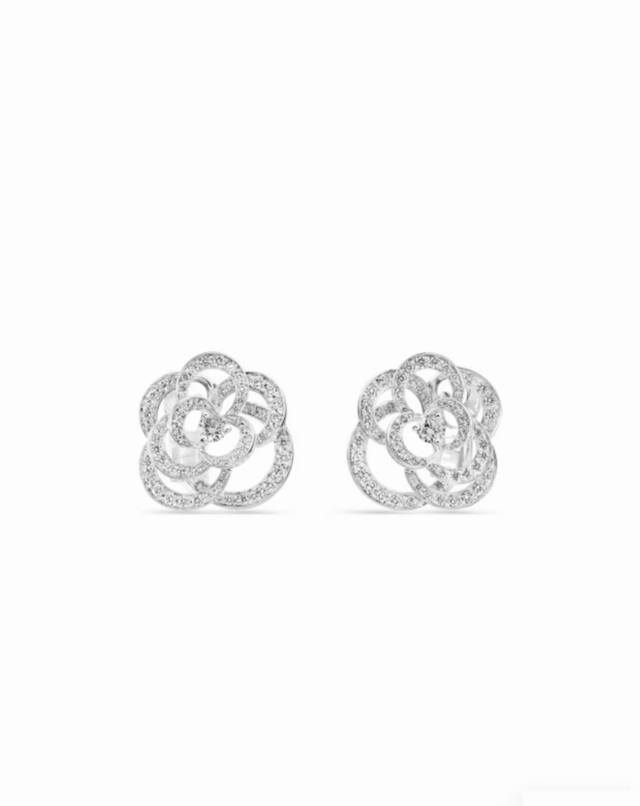 Three-color camellia earrings in a subtle fragrance. What woman can resist this