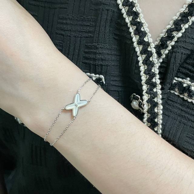 V Gold-plated Chaumet cross white shell bracelet, Liens is a lifelong bond. It i