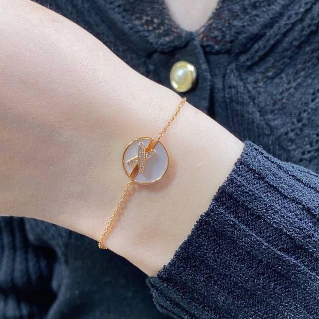 V gold Chaumet cross-shaped round mother-of-pearl bracelet. This heartwarming gi