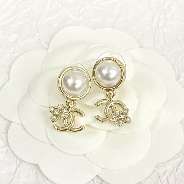 Code E2415 Chanel's hot-selling earrings are now available. These Chanel 23 pea