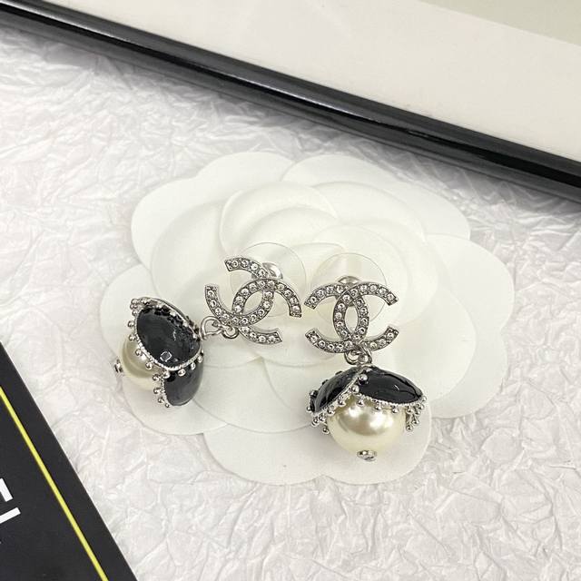 Code E2408 Chanel's hot-selling earrings are now available. These Chanel 23 ena