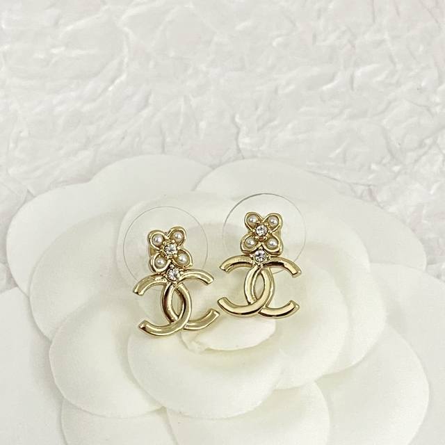 Code E2406 Chanel earrings are a hot seller! New arrival! Chanel 23 Four-Leaf C