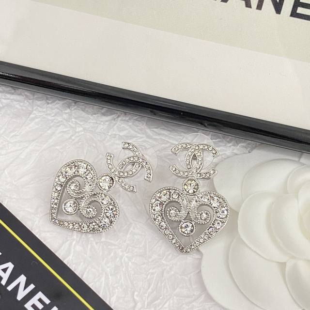 Code E2404 Chanel's hot-selling earrings are now available. These Chanel 23 whi