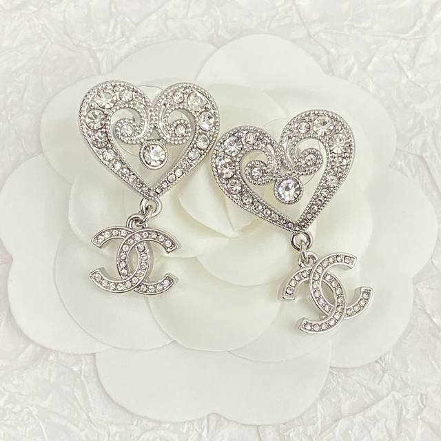 Code E2402 Chanel's hot-selling earrings are now available. These Chanel 23 whi