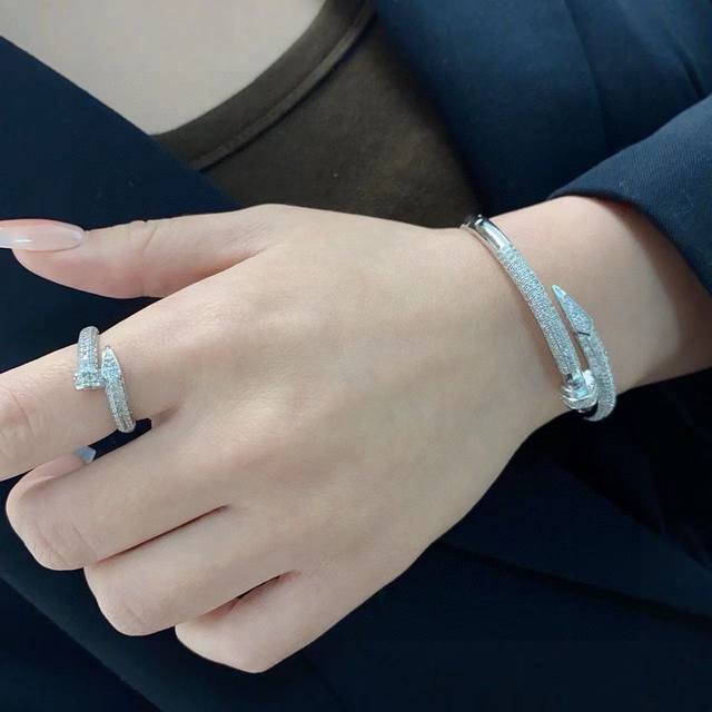 Cartier's official website has released a hot new bracelet featuring a full-diam