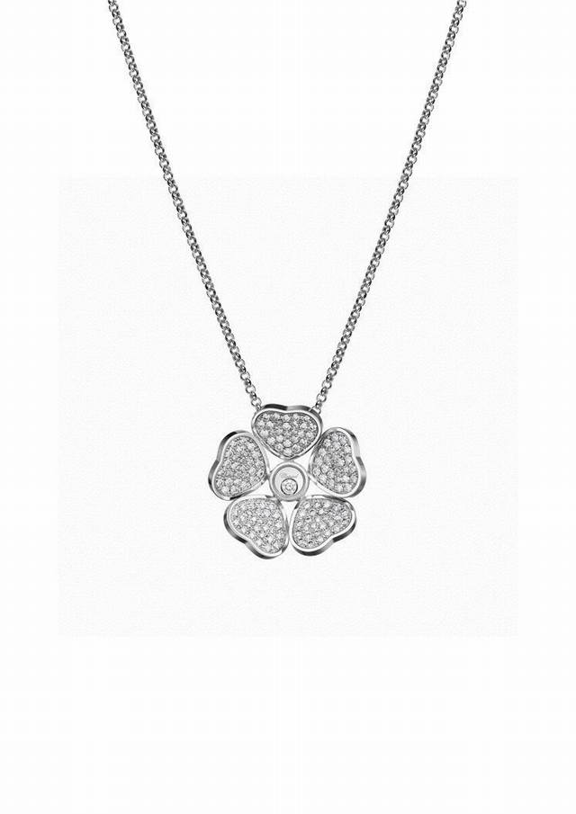 Chopard necklace with a five-leaf clover and heart-shaped 5A diamonds. 18K gold-