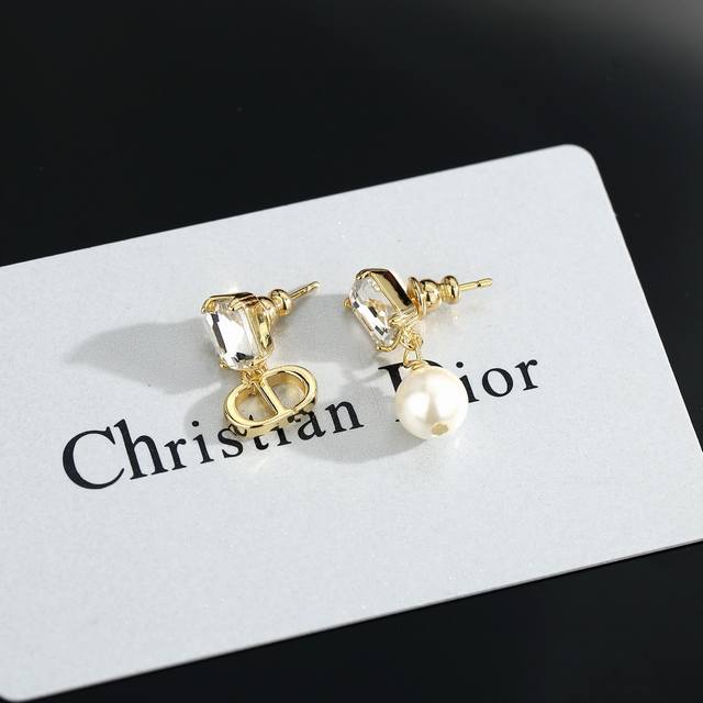 The latest and most popular online celebrity style, Dior series, pearl earrings