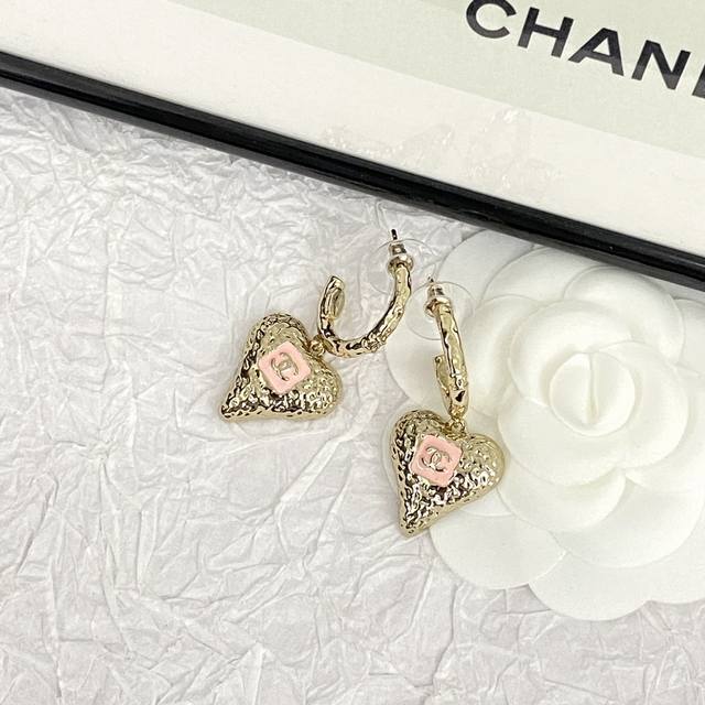 Code E5390 Chanel bestseller earrings, a new arrival! Chan 23K pink enamel lava