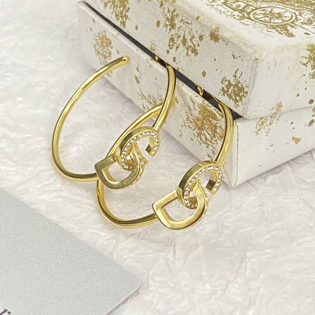 Code E2387 Dior earrings are a hot seller and a hot new arrival. Dior curved C
