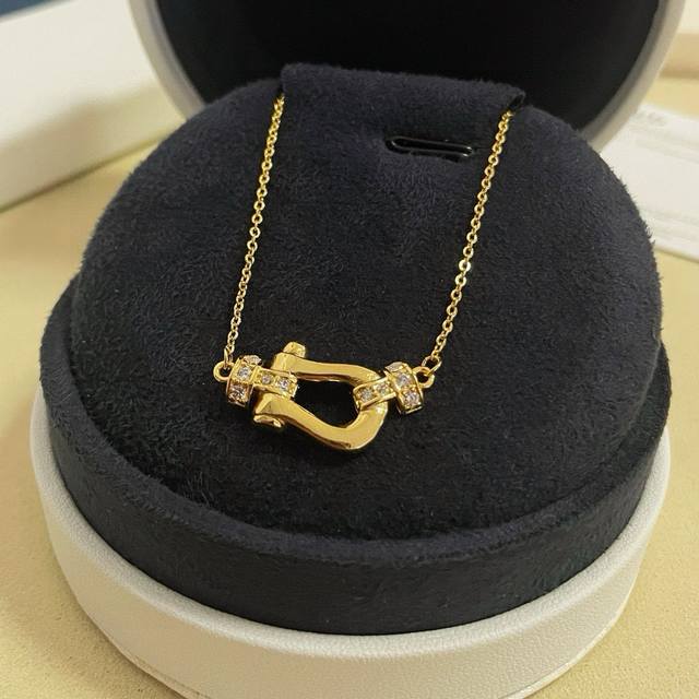 Fred half diamond horseshoe buckle necklace, finely crafted micro-inlay, high-en