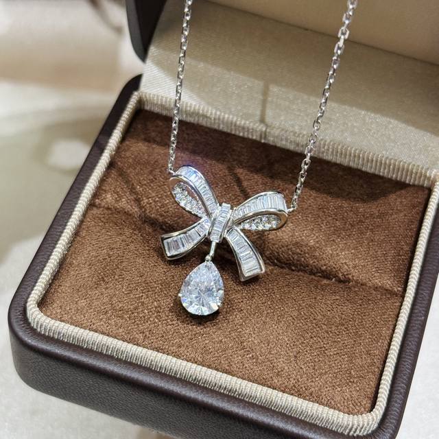 A0041 Graff Bow Teardrop Diamond Necklace is elegant and sweet. Made of S925 ste