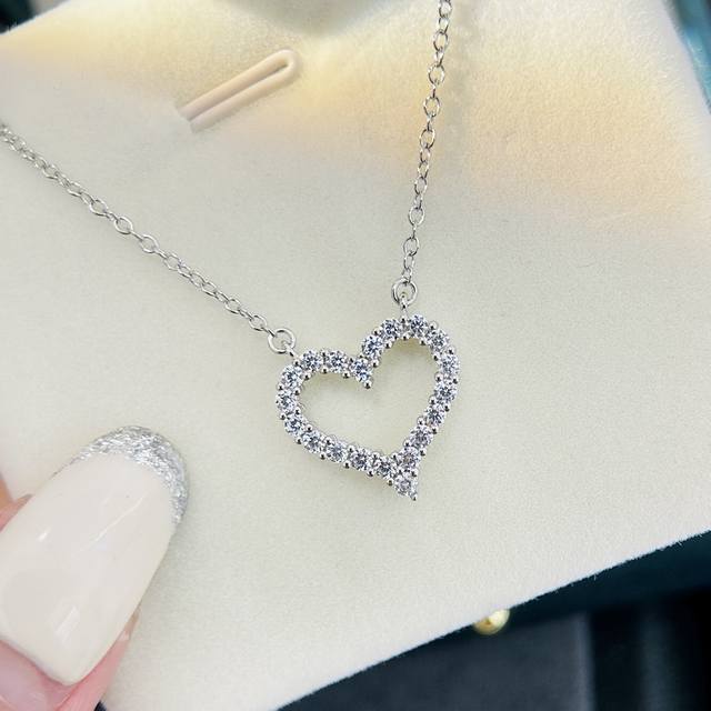 S0232 T-brand hollow medium heart necklace. A timeless classic that's always in