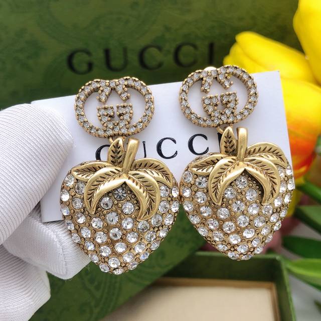 No. Ged0099 Gucci strawberry enamel Gg earrings and hairpins engraved with vint