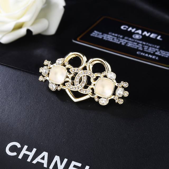 Chanel Chanel's new brooch is exquisitely crafted in every detail. This design i