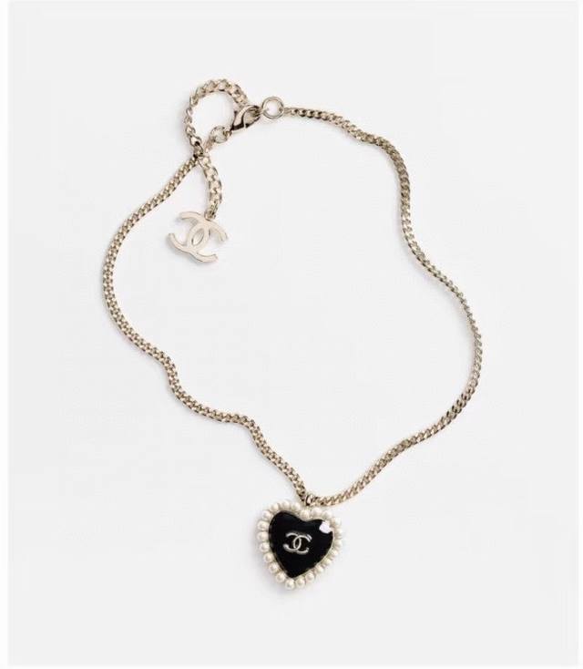 Chanel25B Heart Pearl Necklace I love the Chanel black heart too much The retro